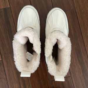 Koolaburra White Winter Boots